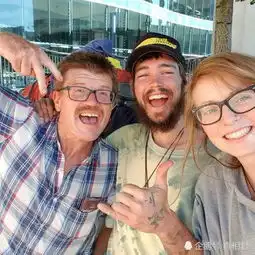  情侣靠要饭环游世界常去垃圾箱翻东西吃