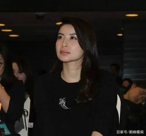 郭晶晶与闺蜜低调聚餐,素颜暴露真实容颜,与闺蜜成鲜明对比