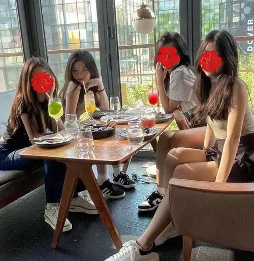 李亚鹏一家四口罕同框,与继女窦靖童热聊感情深,李嫣像极奶奶