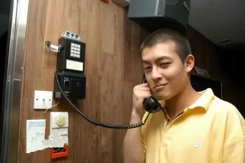  陈冠希女儿噘嘴学爸爸,父女俩太像alaia手叉腰有超模范儿