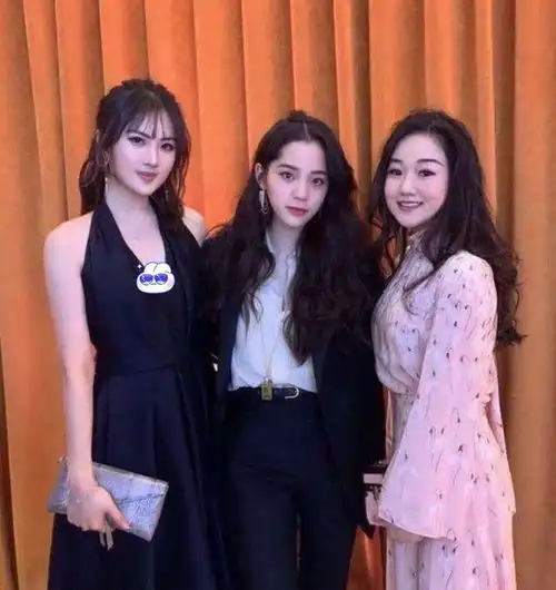 李嫣闺蜜罕晒合照,任正非小女儿竟稳站c位,豪门二代果真是个圈
