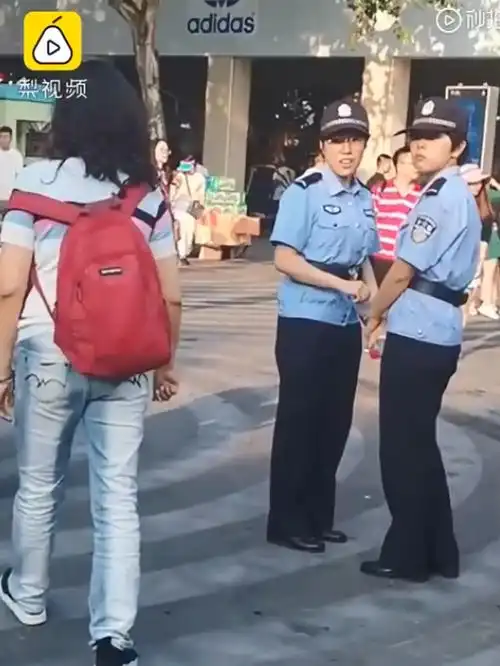  太逼真男子假扮铜人把执勤女警吓出表情包他说想传播铜人文化