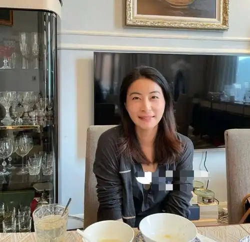 组图郭晶晶贵妇闺蜜晒与其合影皮肤白皙气质温柔