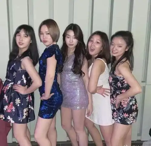 李静女儿与闺蜜开派对,穿吊带裙身材饱满,气质不输明星