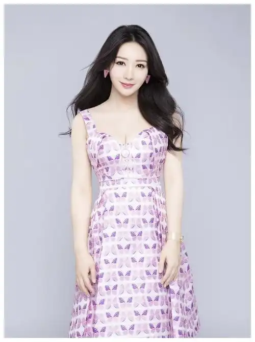  柳岩为了秀身材真卖力,拍婚纱写真也不忘高开叉,妩媚又撩人