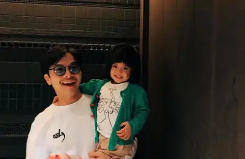  波妞与杨铭威的同框照曝光,萌萌哒的样子,不只是甜,还非常可爱