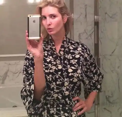  伊万卡晒自拍素颜照穿睡衣对镜子嘟嘴,五官清秀不愧为女神