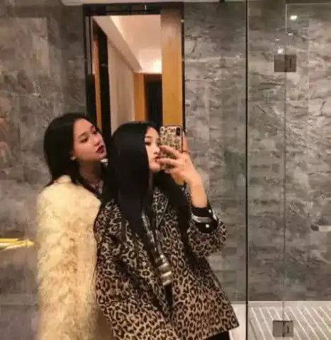 至尊版优质闺蜜头像快乐时一起打闹,难过时抱在一起大哭