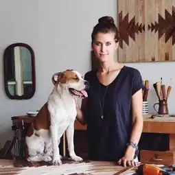  她把一堆堆废木料变成了炙手可热的艺术品