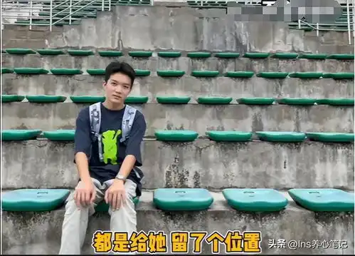  去年牵手冲出考场情侣后续男生复读,女生手捧鲜花等待男友下考