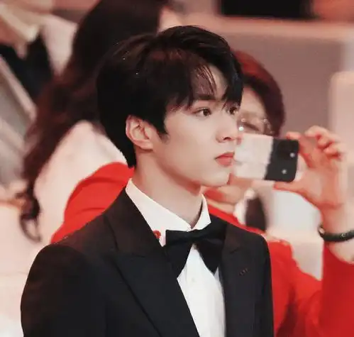  tnt录新团综宋亚轩体验奶茶店员工,刘耀文当服务员照顾小朋友