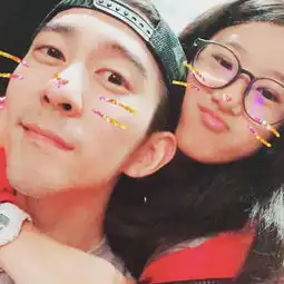 组图贾静雯女儿梧桐妹正面照曝光与同学合影甜笑关系融洽