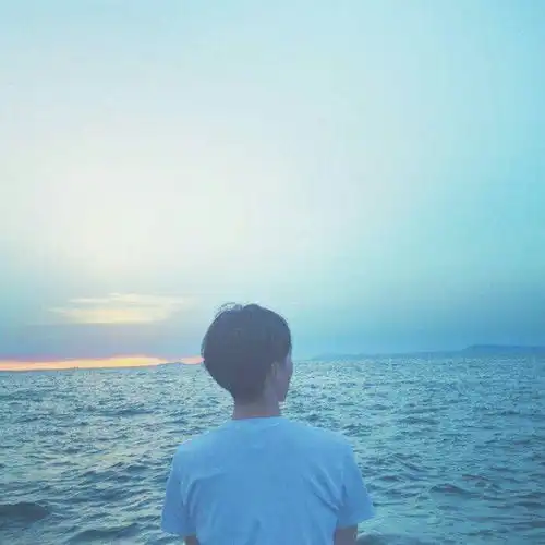  有哪些男士的背影图片可以当头像的黑色的,冷酷的那种