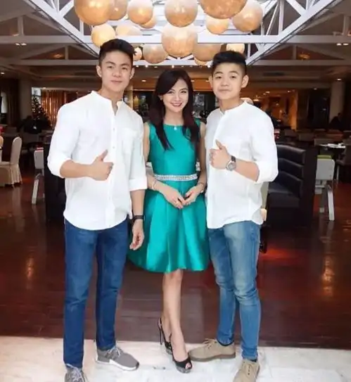  50岁冻龄阿姨,甜美性感似明星,只可惜老公看起来像老爸