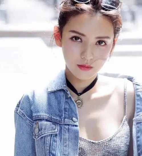  王思聪携女友去酒吧被拍,豪华果盘加大长腿,网友王校长幸福