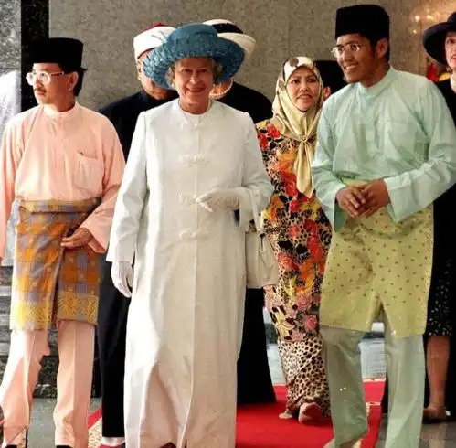  莱后罕见扎着马尾参加活动跟老公穿着情侣款,可惜没去约旦王室