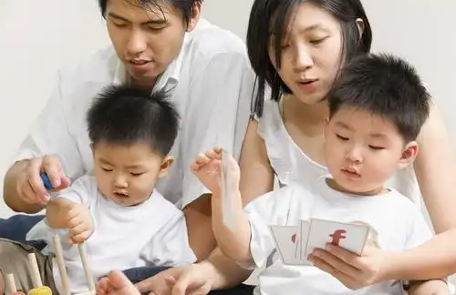  冻龄爸爸走红,与女儿相差25岁像情侣,女儿澄清这是我亲爹