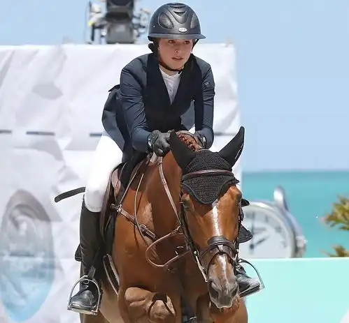  对小女儿百般宠爱,对大女儿冷酷无情乔布斯,一个矛盾纠结的父亲