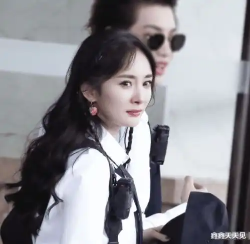  有一种逆生长叫杨幂,与00后站在一起时,竟毫无违和感