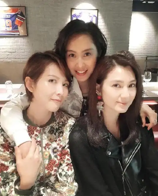 四大美人又同框,49岁洪欣一身蓝色牛仔套装扮嫩,清新又减龄