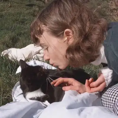  女生抱猫头像高清图片2020女生抱着猫很酷的头像