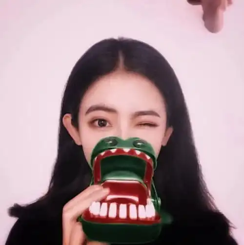  00后初中生和高中生情侣头像弱爆了,90后大学生的才是亮点