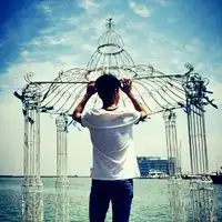  个性情侣头像一左一右甜蜜互动的情侣