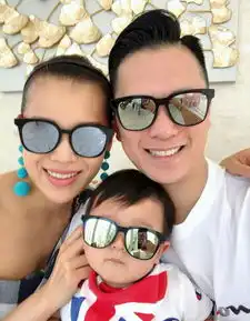  胡杏儿李乘徳出席友人派对,身穿情侣装造型亮眼,甜蜜合影超有爱