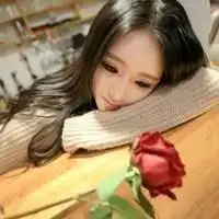  好看的一男一女捧花的情侣头像图片