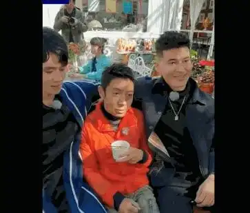 撒贝宁站c位惨遭滑铁卢穿橘外套像极了缩水老父亲,大写的尴尬