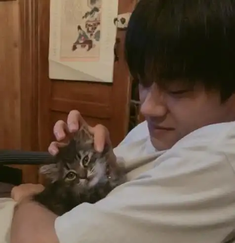  粉丝偶遇易烊千玺,无修图露出真实皮肤,素颜是真实存在的吗