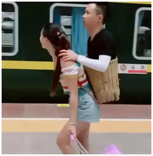  成都连体情侣,真情不抵现实,男子寻得新欢,女子一人带娃