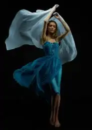  欧美最新户外绿色主题情侣婚纱浪漫摄影欣赏