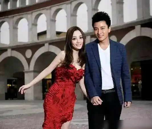  李小璐在社交平台又作妖,与贾乃亮晒出情侣款,贾乃亮隔空回应